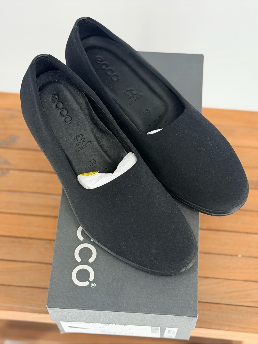 New ECCO Womens Black Slip-On Comfort Shoes size 7.5